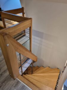 Arrivée de l'escalier en bois dans la mezzanine du gîte