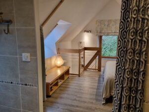 Chambre parentale vue depuis la douche à l'italienne de la salle d'eau de l'étage