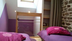 Chambre enfant en mezzanine avec étagères encastrées et fenêtre de toit