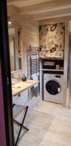 Lave-linge et sèche-linge intégrés dans la salle d'eau du rez-de-chaussée