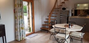Entrée du gîte et escalier hélicoïdal menant à la chambre parentale