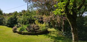 Ancien pressoir en pierre transformé en massif planté, jardin de La Filuzière