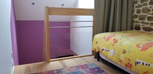 Chambre enfant en mezzanine avec lit simple et garde-corps en bois clair